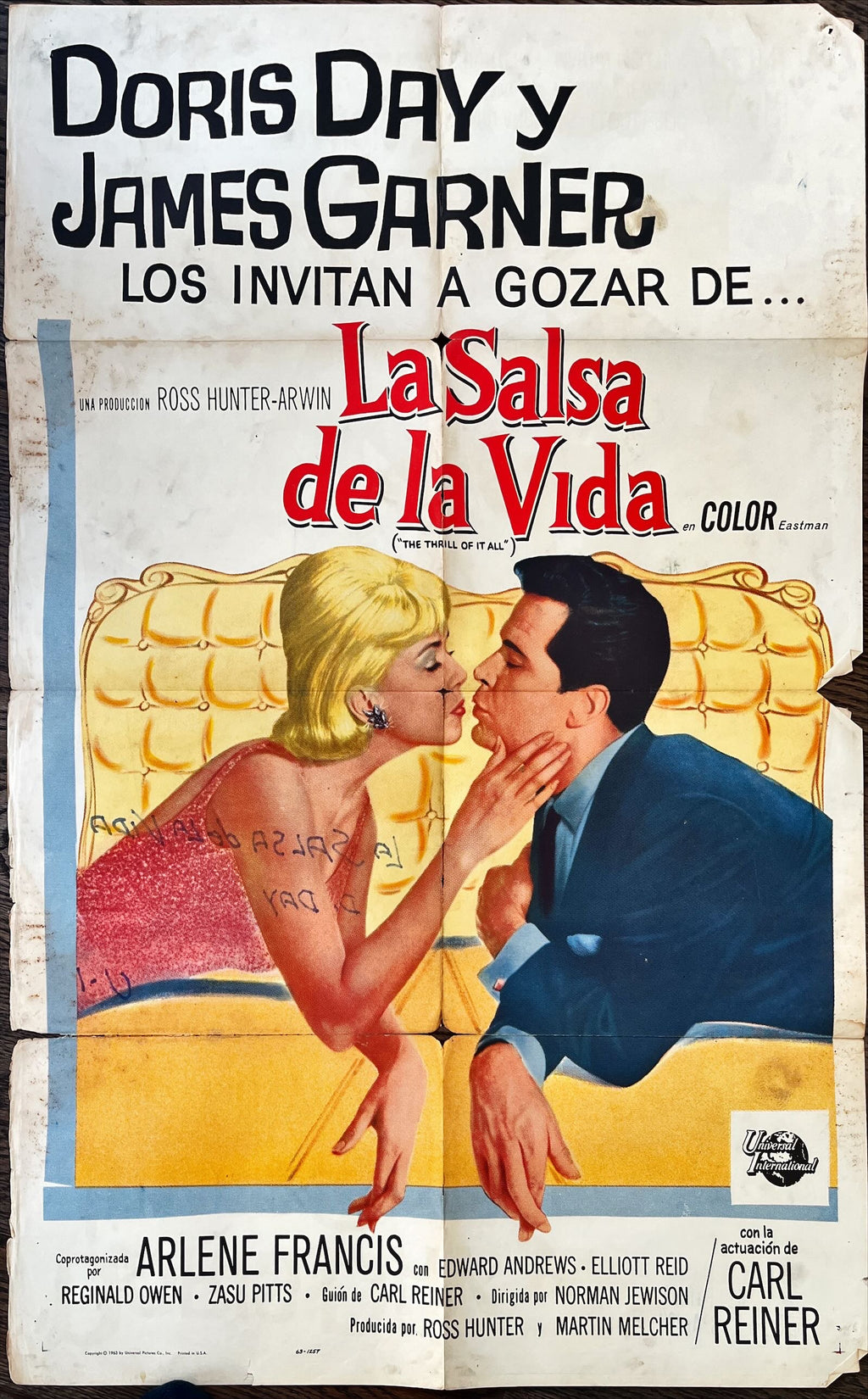 The thrill of it all Spanish original movie poster, '63 artwork of Doris Day kissing James Garner